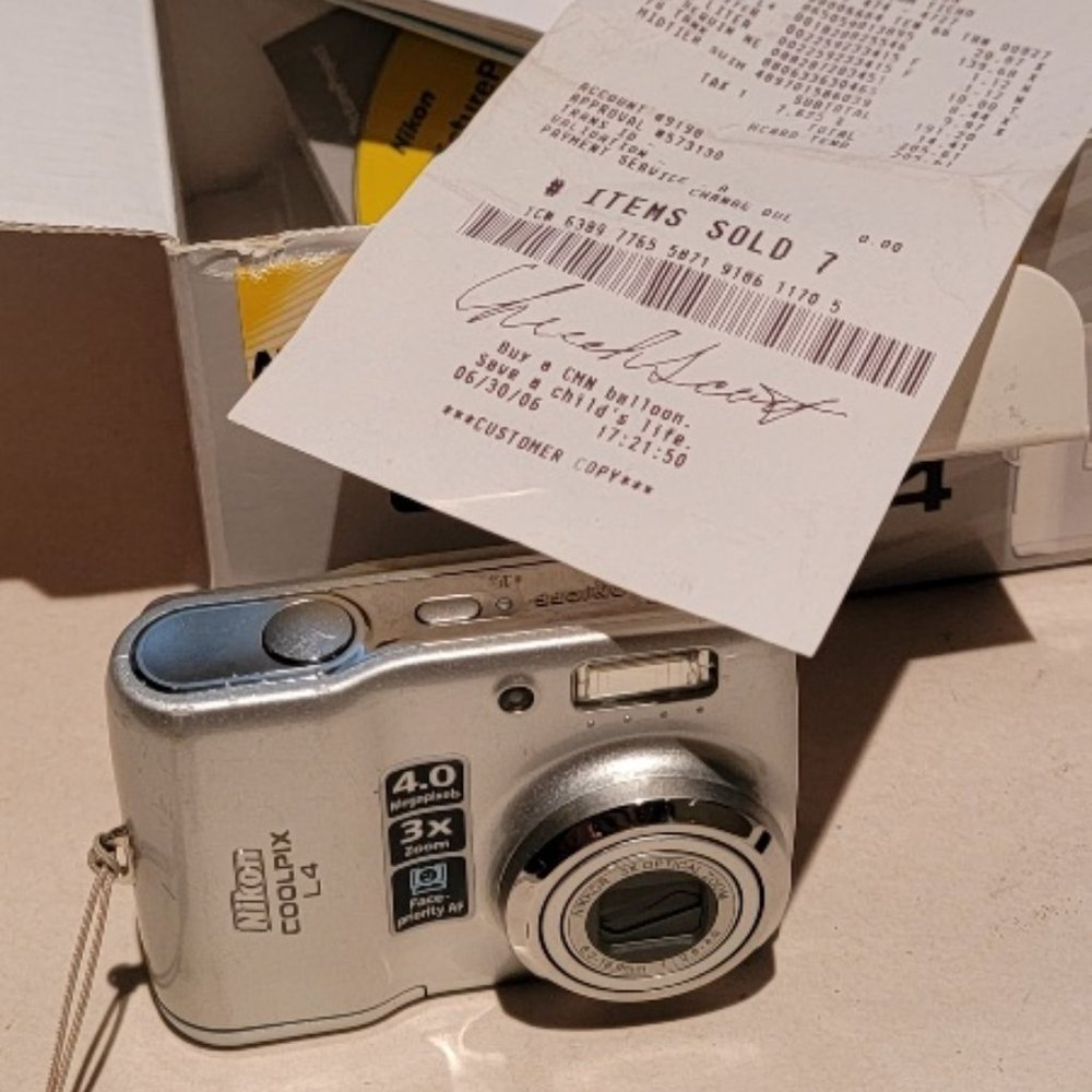 Nikon COOLPIX L4 4.0OPM Digital Camera - Silver Box Receipt